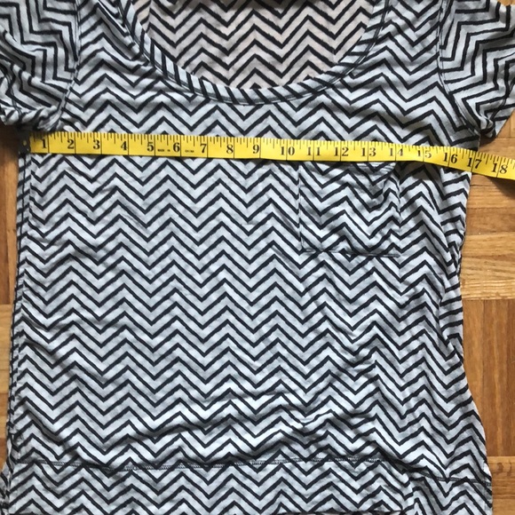 Lululemon T Shirt. Size small - Picture 6 of 7